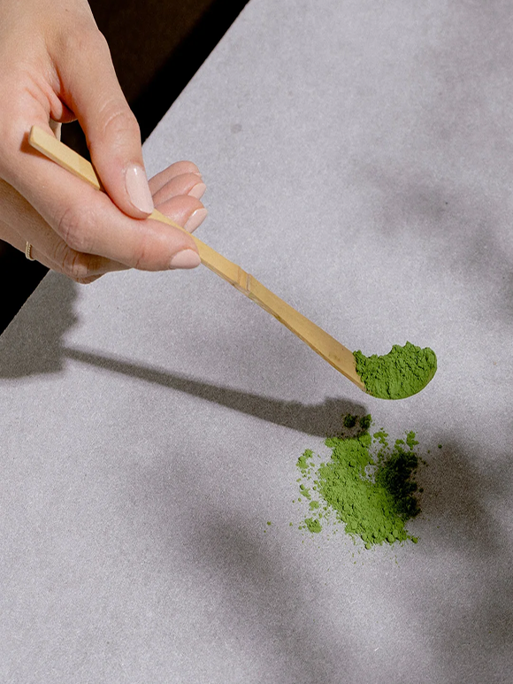 Matcha pulver på en matcha ske